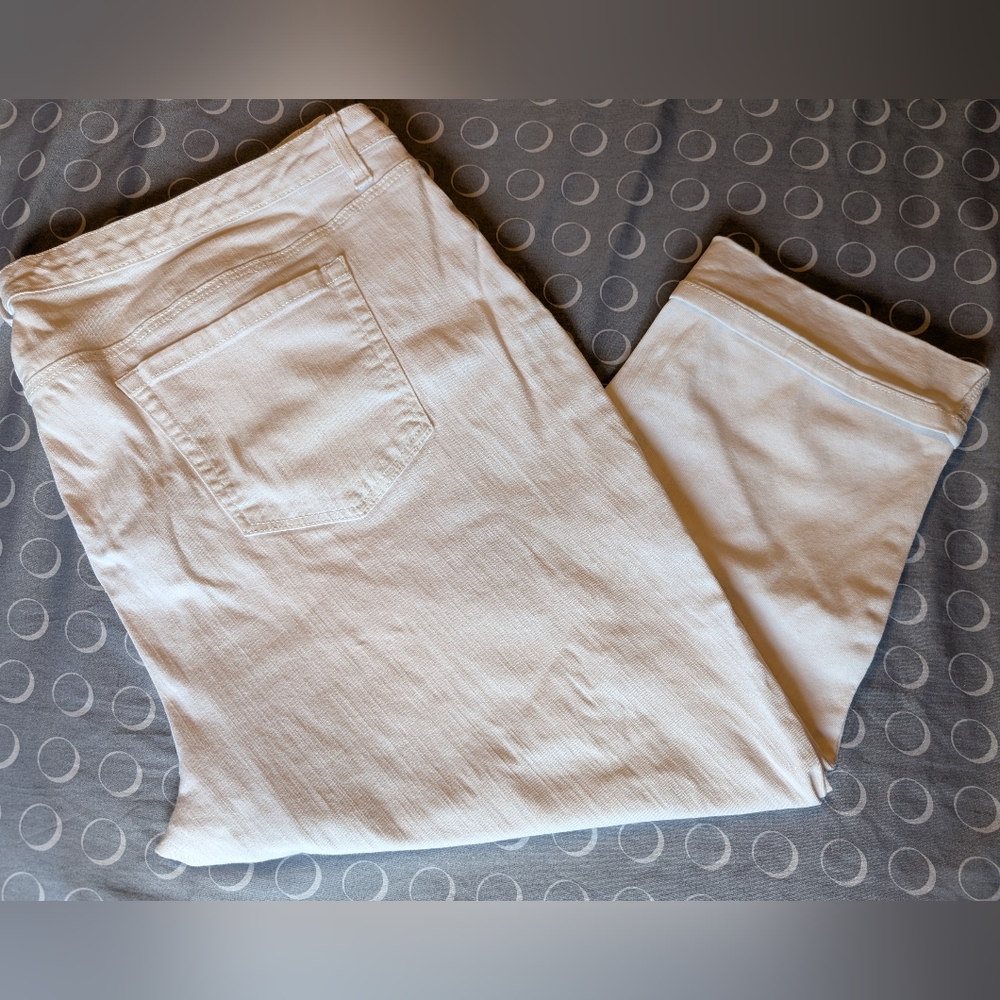 Style & Co White Capris 22W